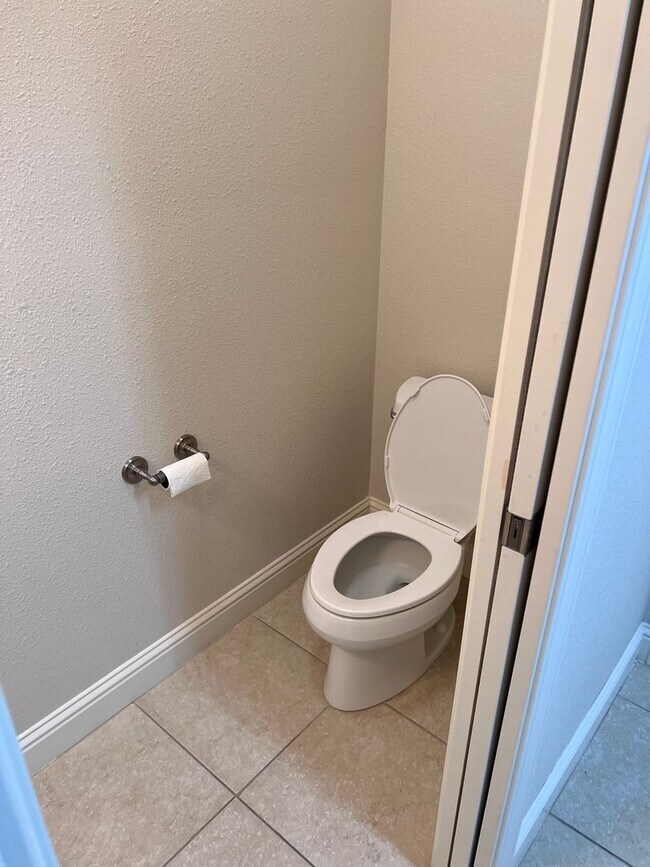 Building Photo - 3 bedroom, 2.5 bathroom home in great Neig...
