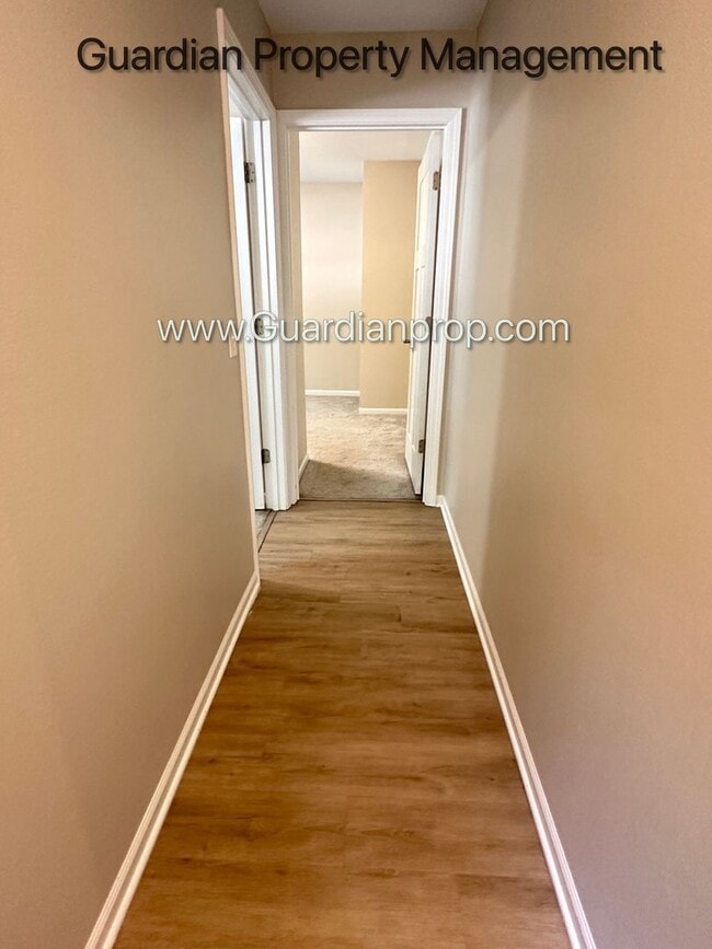 Building Photo - Champlin 3 Bedroom, Excellent Condition, AC, Garage Available, Balcony, Heat Paid