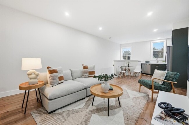 Building Photo - 989 Parkside Pl