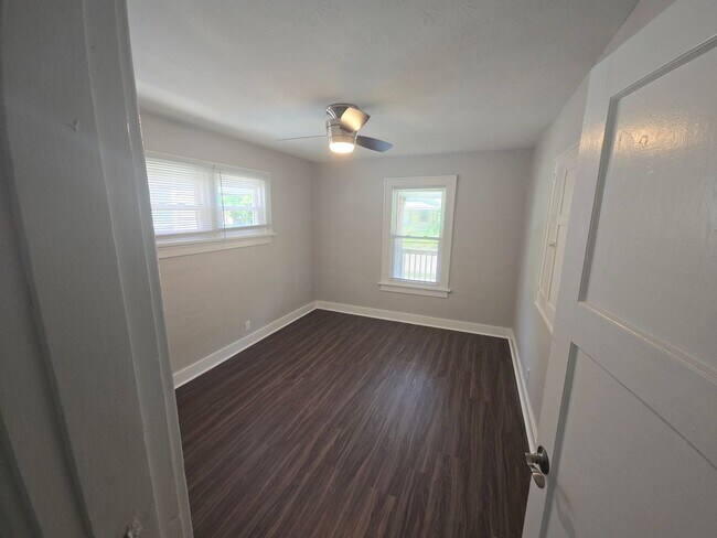 Building Photo - 3 Bedroom 1 Bathroom Single Family Cape Co...