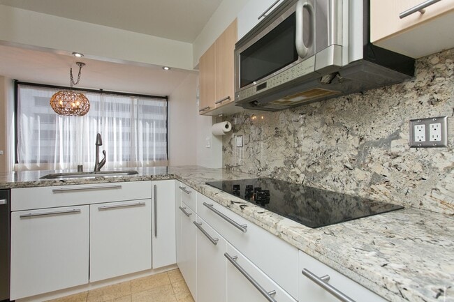 Primary Photo - Available NOW ! 2/2/2 in town! Beautiful a...