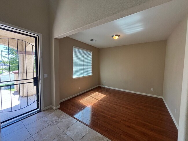 Building Photo - 12011 Country Garden Dr