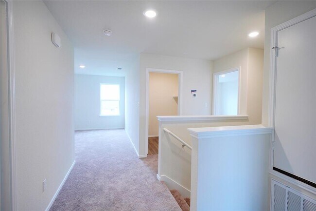 Building Photo - 384 Papaya Dr