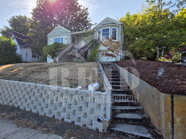 Building Photo - Charming Charleston Classic close to PSNS!