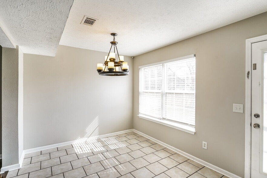 Building Photo - 2209 Dewey Dr