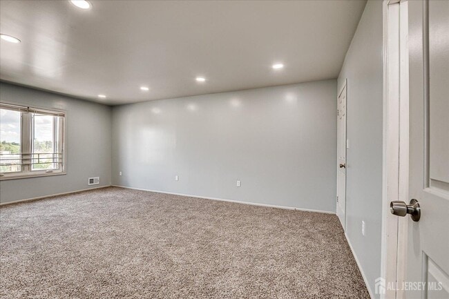 Building Photo - 213 Peach St