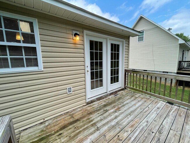 Building Photo - SW Updated Home - Wood Laminate Flooring, Front Porch & Deck!