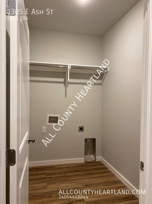 Building Photo - 1305 E Ash St