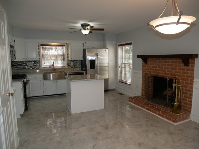 Building Photo - 4 Bedroom 3.5 Bath Corner Unit Townhouse o...