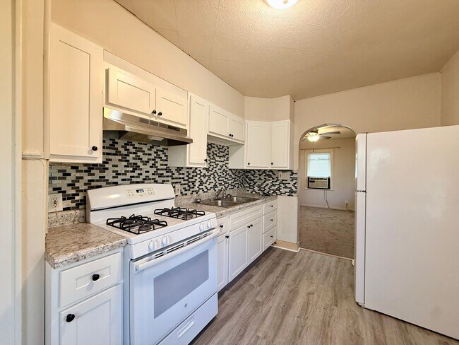 Building Photo - 2 Bedroom, 1 Bath Home  & Garage Available in Peoria IL!