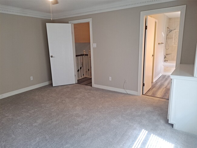 Building Photo - 3206 River Valley Dr