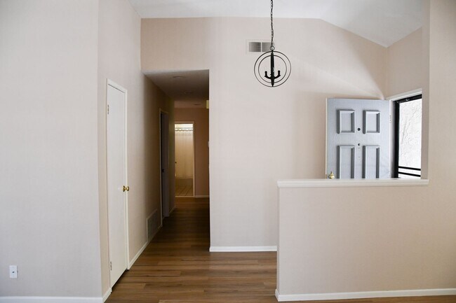 Building Photo - Newly remodeled and updated