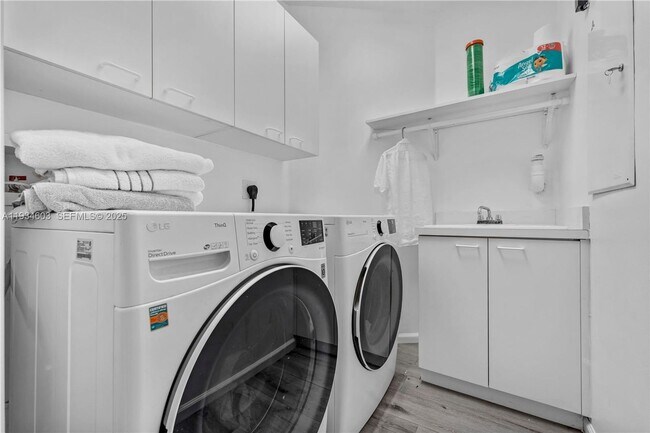 Building Photo - 5046 SW 162nd Ave