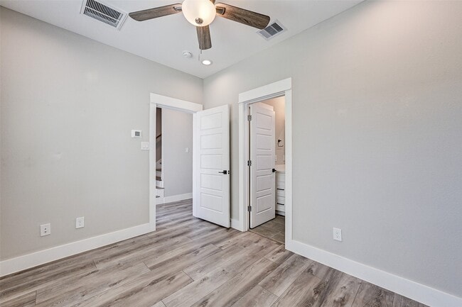 Building Photo - 1302 W 24th St