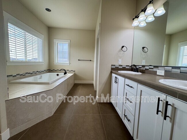 Building Photo - 16858 SW Larkspring Ln