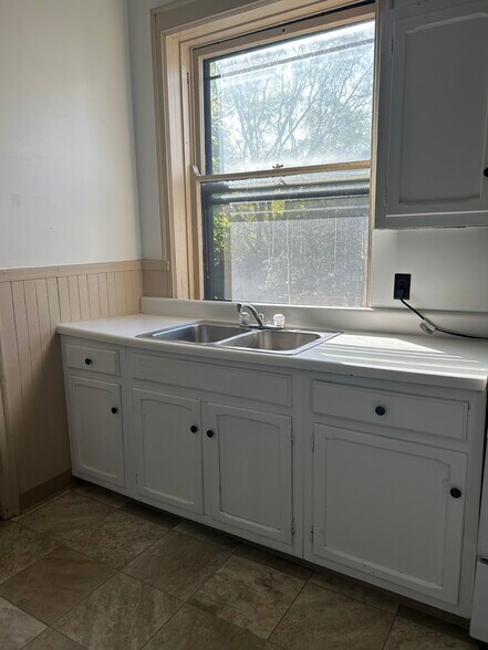 Building Photo - 505 E Seneca St