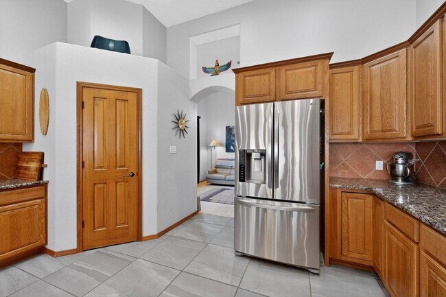 Building Photo - NW Executive Living 3/BD 2.5/BA 3/CG