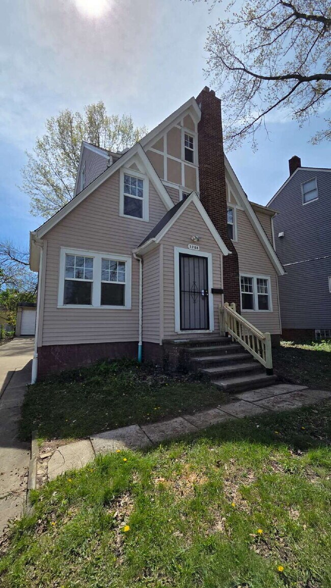Building Photo - Stunning 4-Bedroom Home with additional Office/Flex Space and Modern Updates in Cleveland Heights