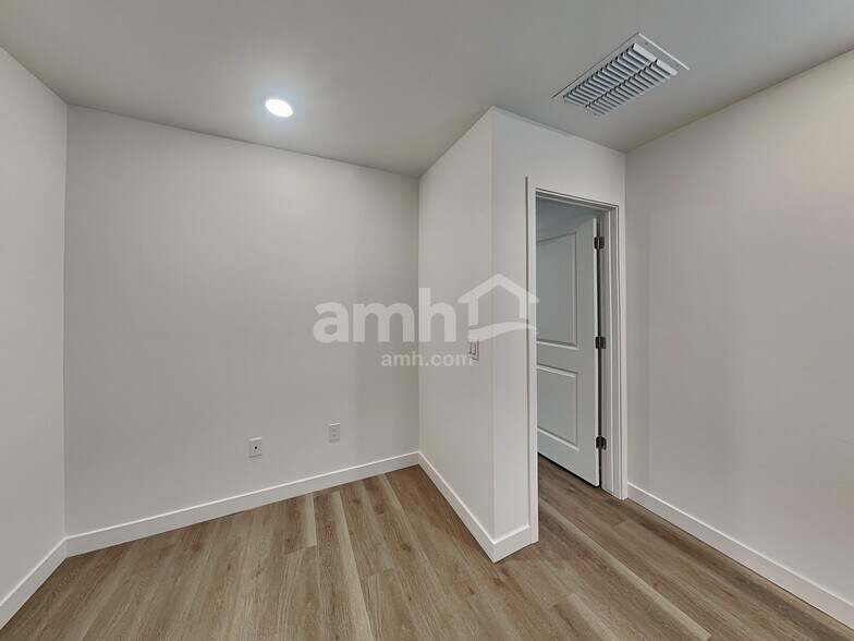 Building Photo - 9568 E Friedel Dr