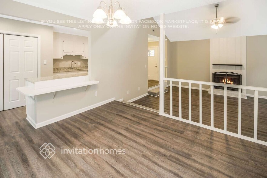 Building Photo - 10210 Camelback Cir