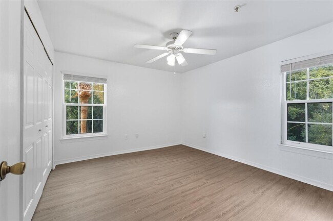 Building Photo - 5459 Vineland Rd