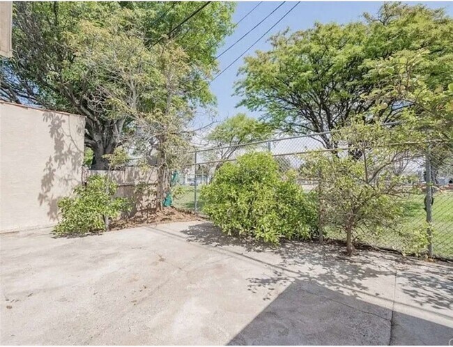 Building Photo - 8724 Ruthelen St
