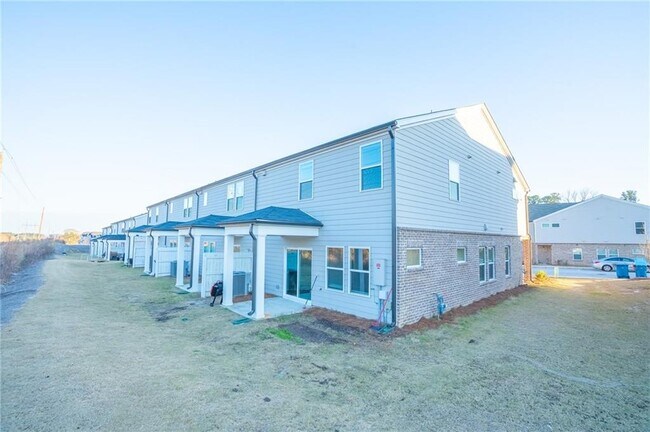 Building Photo - 1060 Sunny Lk Dr