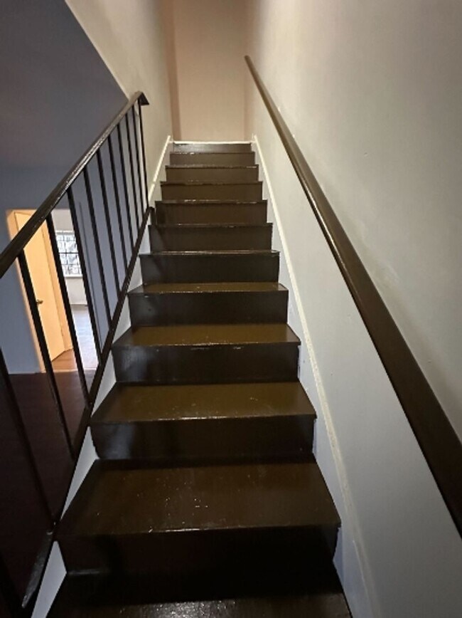 Building Photo - Charming Duplex for Rent- Spacious and Convenient Living!