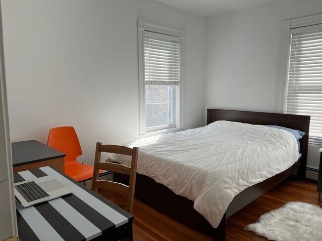 Building Photo - Oak Square Huge 2nd & 3rd floor SIX bed 3 1/2 bath Brighton