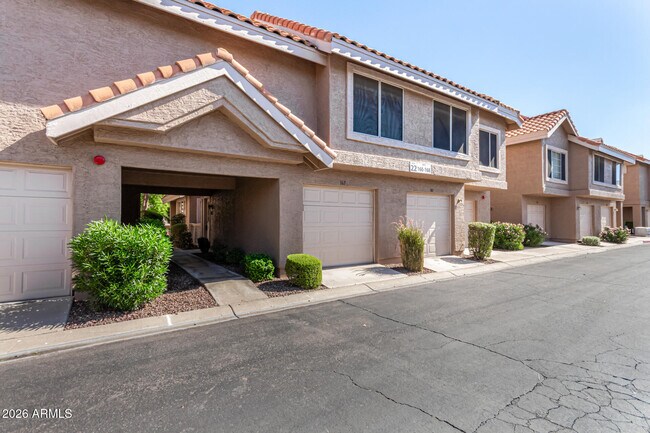 Building Photo - 1633 E Lakeside Dr