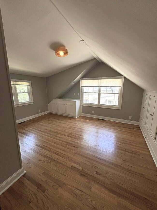 Building Photo - 1151 Rosedale Dr NE