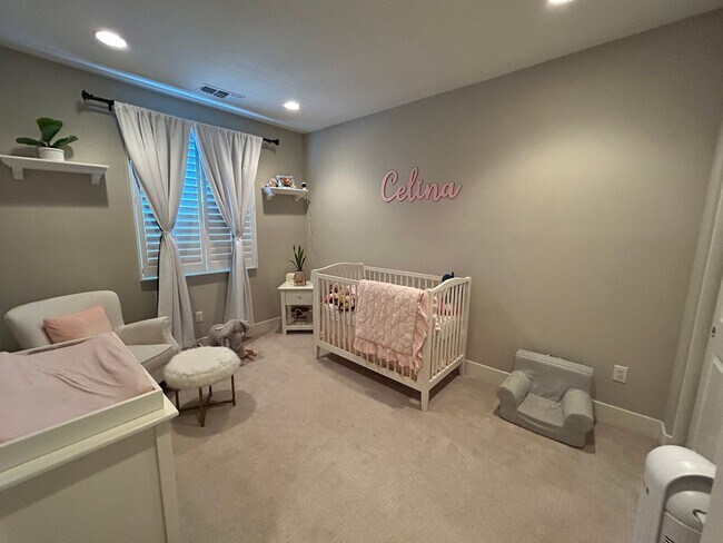 Building Photo - Brighton Oaks Beauty Just Steps from Downt...