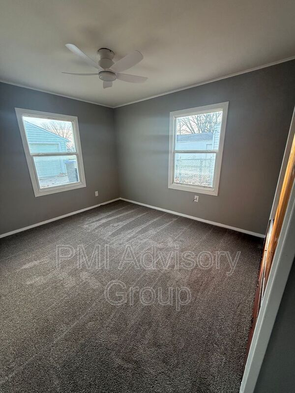 Building Photo - 424 NE Green St