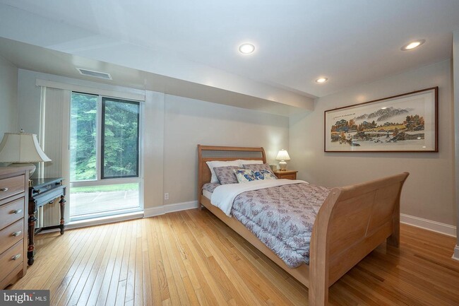 Building Photo - 1750 Oakwood Terrace