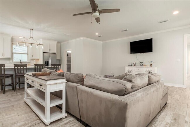 Building Photo - 1913 Cadillac Ave