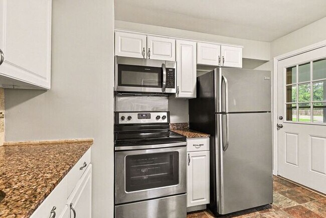 Building Photo - $1174- 2-bedroom duplex with spacious basement!
