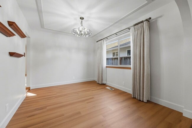 Building Photo - Beautifully Updated 3BR/2BA Home with Private Garden Oasis