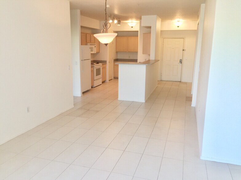 Building Photo - 420 W 1st St