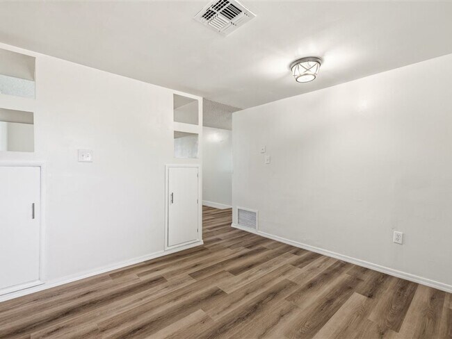 Building Photo - 2 Bedroom 2 Bathroom Home with Flex Space & Spacious Backyard!