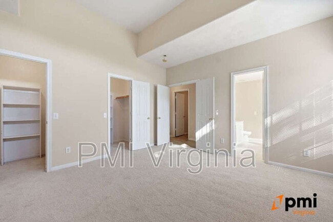 Building Photo - 1002 Nicklaus Dr