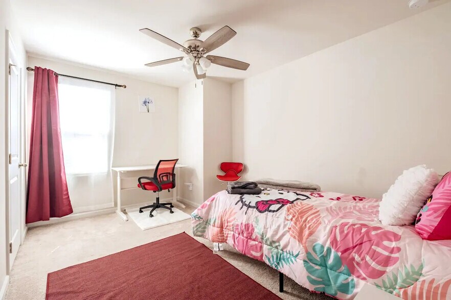 Building Photo - Room in House on Skipjack Ln