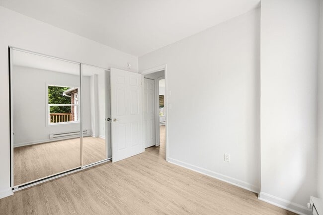 Building Photo - 2bd/1ba Seattle Home
