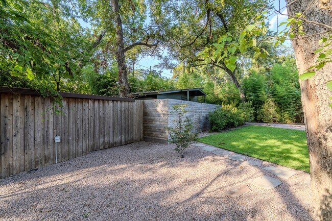 Building Photo - 8571 Eustis Ave