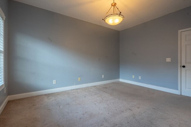 Building Photo - Rent-Ready 3BR/2.5BA Townhouse with 2-Car Garage Near Johnson City Hospital