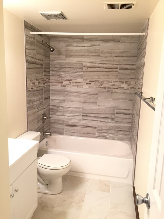 Building Photo - 2 Bed 1 Bath First Floor Corner Unit Manha...