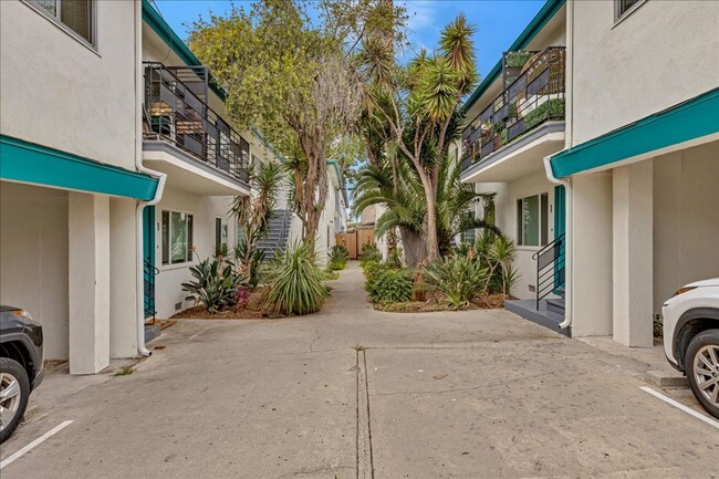 Building Photo - 1347 N Las Palmas Ave
