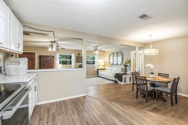 Building Photo - 27011 Azalea Ct