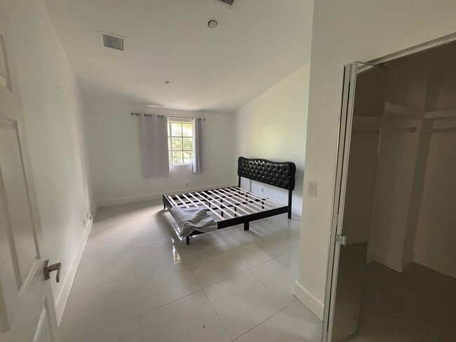 Building Photo - 1734 NE 6th St