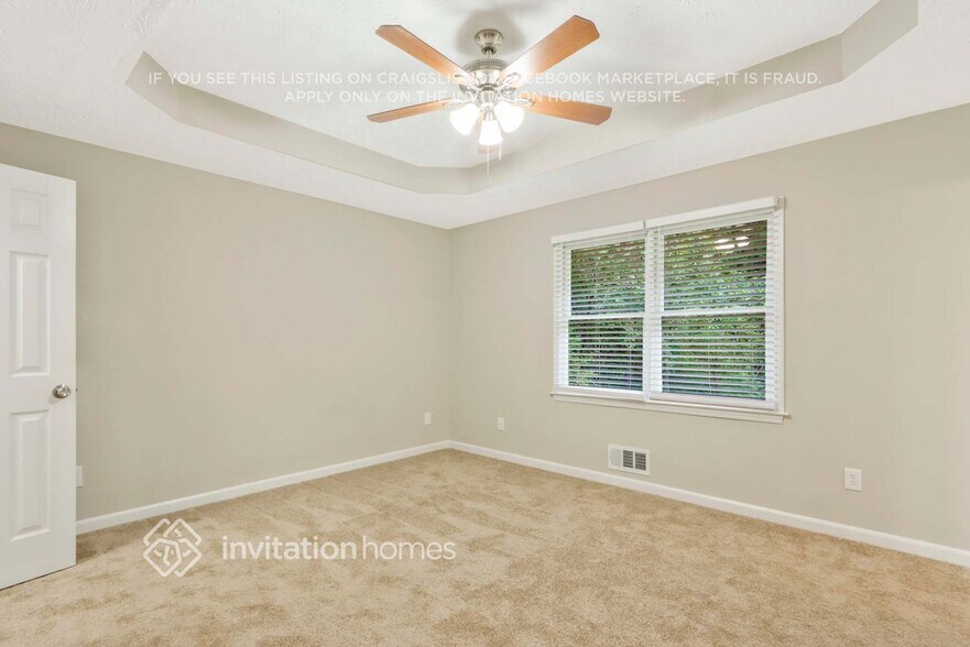 Building Photo - 300 E Country Woods Dr