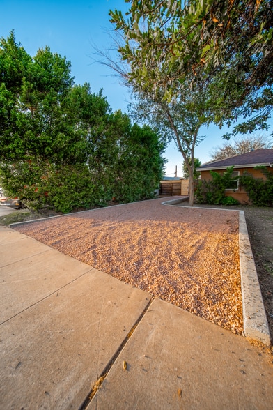 Building Photo - 1514 E Clarendon Ave